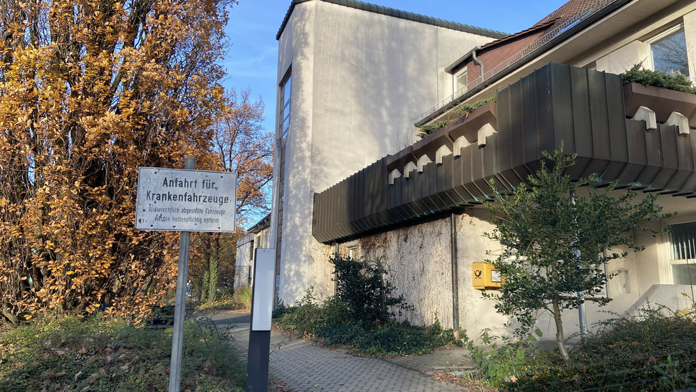 Hier kommen keine Rettungswagen mehr an: Das Klinikum in Melsungen hat den Betrieb Anfang 2023 eingestellt. Eine Bürgerinitiative fordert endlich Klarheit über eine Nachfolgelösung.