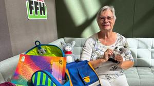 Oma Anni packt Schulranzen für arme Kinder