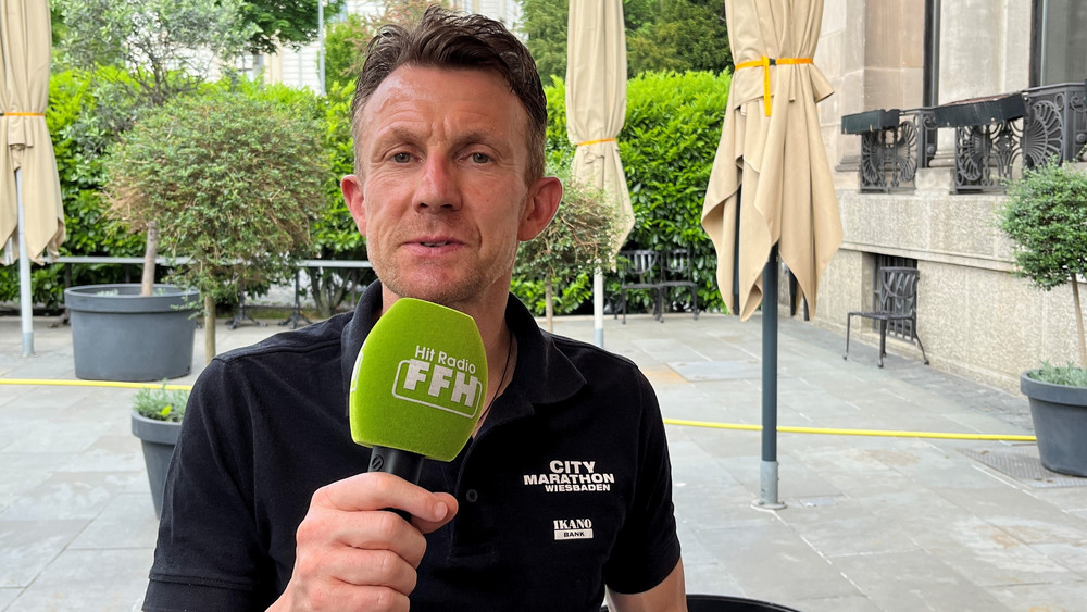 Ausrichter Kai Walter am FFH-Mikro: Er freut sich auf den Wiesbadener City-Marathon