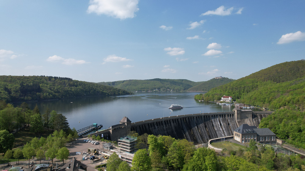 Seltenes Naturschauspiel - nur für wenige Tage: Der Edersee läuft über.