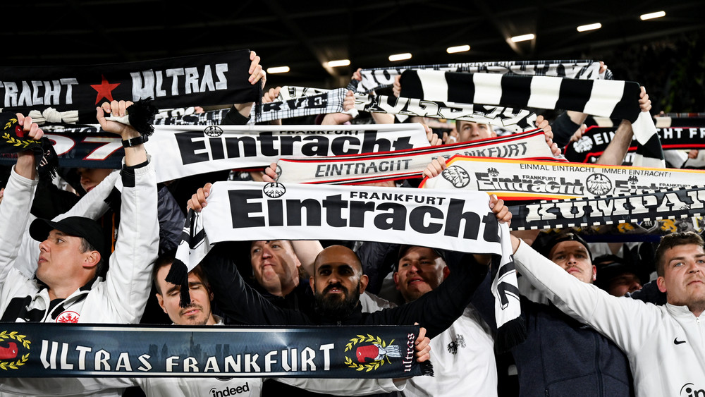 Der sportliche Erfolg von Eintracht Frankfurt sorgt viele neue Mitglieder. Hier jubeln die Frankfurter Fans über den Sieg im Europa League-Hinspiel gegen West Ham United.