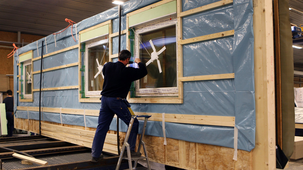 Ein Hauswand wird aus Holz gefertigt.