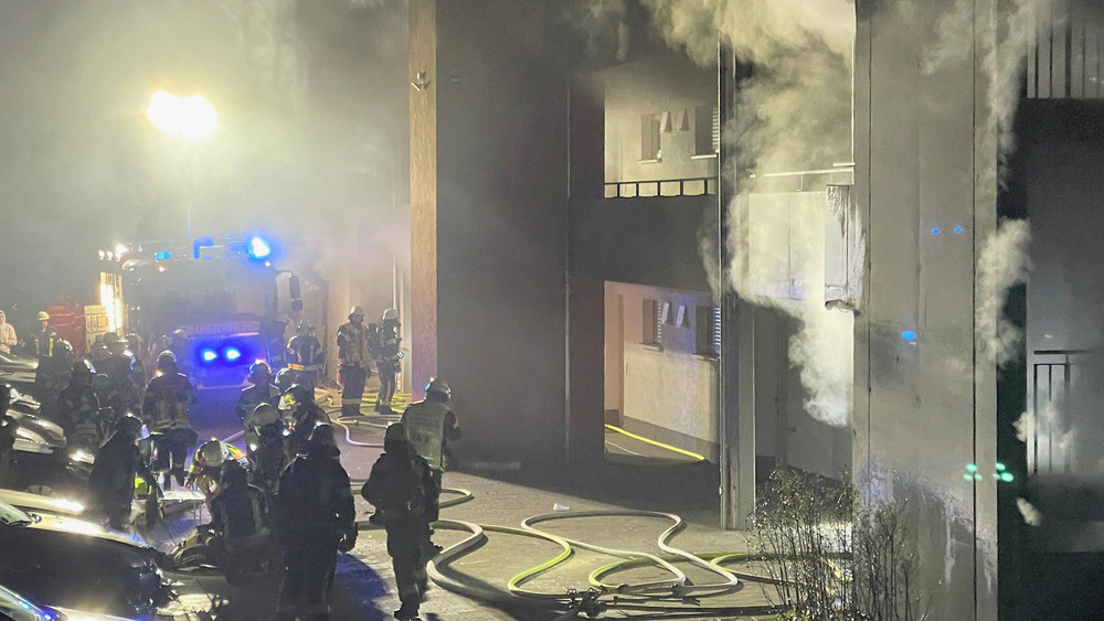 Feuerwehrleute arbeiten an einem Mehrfamilienhaus in Liederbach. Dichte Rauchschwaden und ein ausgedehnter Kellerbrand sorgten hier für einen Großeinsatz.