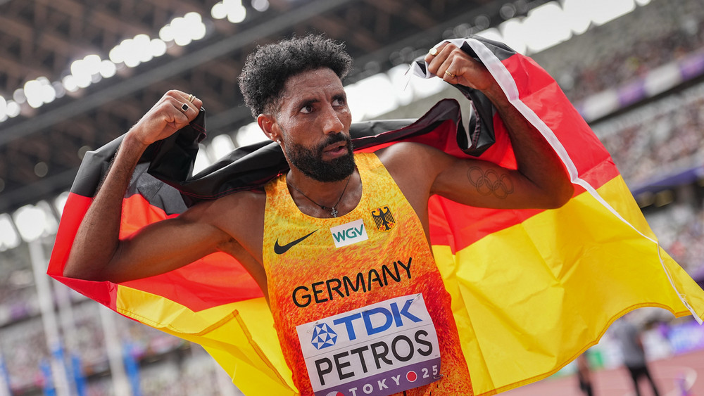 Amanal Petros im Ziel mit Deutschland-Fahne
