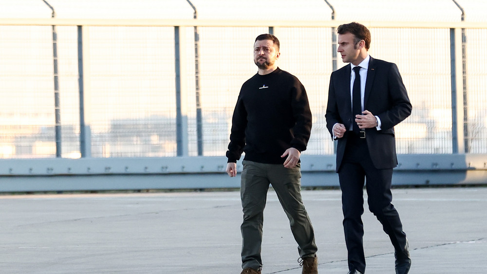 Emmanuel Macron (r), Präsident von Frankreich, geht neben Wolodymyr Selenskyj, am Militärflughafen Villacoublay. 