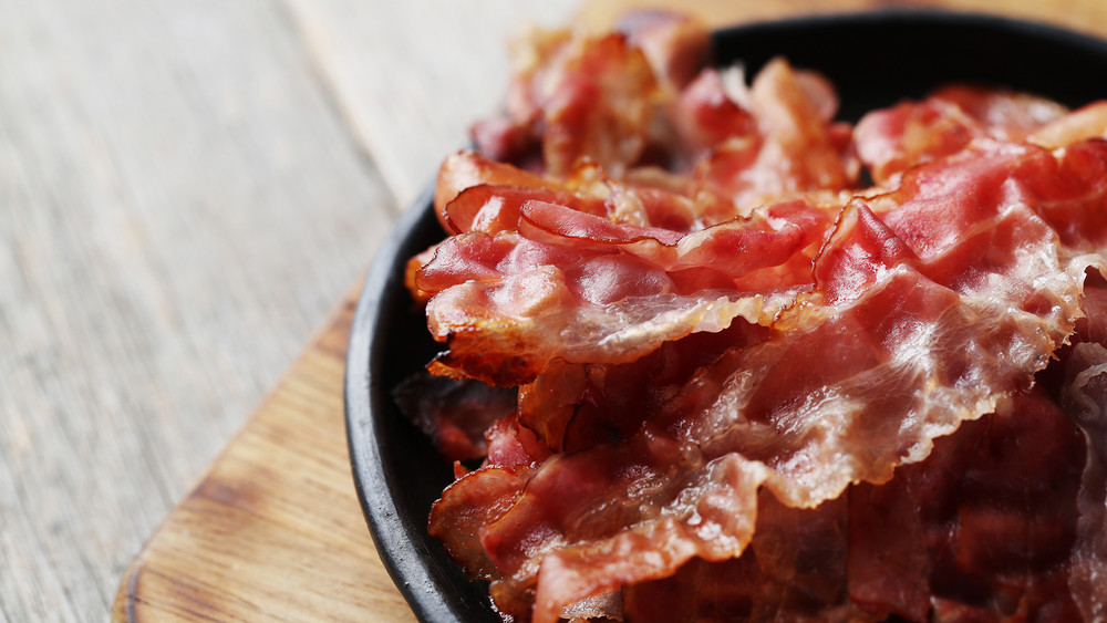 Gebratene Bacon-Streifen liegen in einer Schale