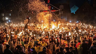 Up Helly Aa: Hunderte Fackelträger kommen auf schottischer Insel zum Wikinger-Feuerfest zusammen