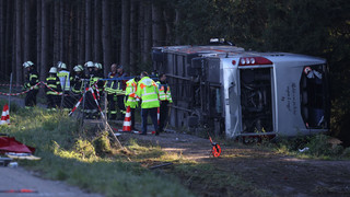 Reisebus auf A96 umgekippt – zwei Tote und viele Verletzte