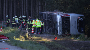 Reisebus auf A96 umgekippt – zwei Tote und viele Verletzte