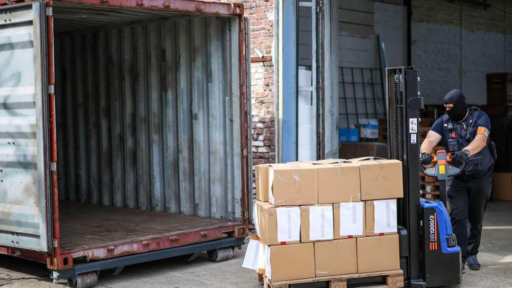 Europaweite Razzia wegen Millionenbetrugs mit Mogel-Handys