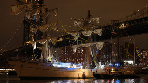 Schiff trifft Brooklyn Bridge: Tragödie in New York