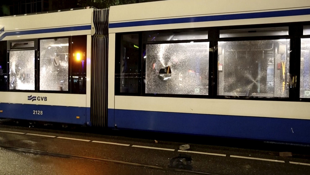 Bei erneuten Randalen in Amsterdam ist eine Straßenbahn beschädigt worden. 