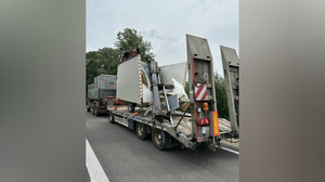 100.000 Euro Schaden: LKW bleibt an Brücke bei Gelnhausen hängen