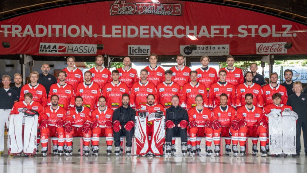Die RotenTeufel des EC Bad Nauheim präsentieren sich für das Mannschaftsfoto auf dem Eis.