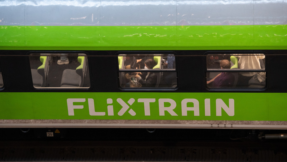 Ein grüner Zug mit dem Aufdruck FlixTrain.