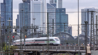 Eisenbahnbrücke in Frankfurt bleibt nach Unfall gesperrt