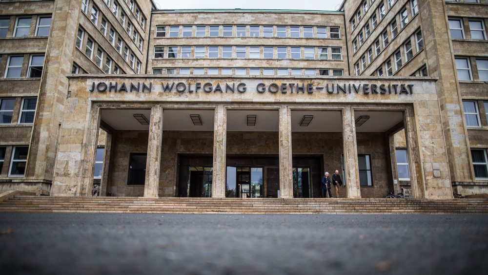 Sie demonstrieren für Klimaschutz und Wohnraum. Rund 30 Aktivisten haben einen Hörsaal der Frankfurter Goethe-Universität besetzt.