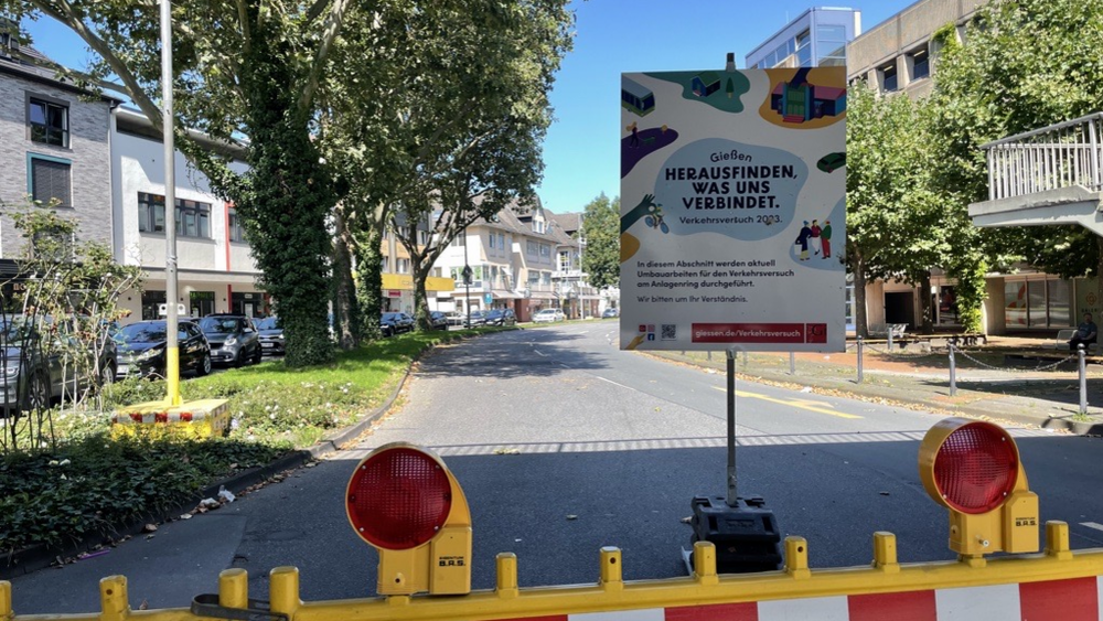 Für den Verkehrsversuch waren damals Straßen gesperrt worden. Autofahrerinnen und Autofahrer sollten auf der äußeren Spur nur noch in eine Richtung um den Anlagenring fahren können.