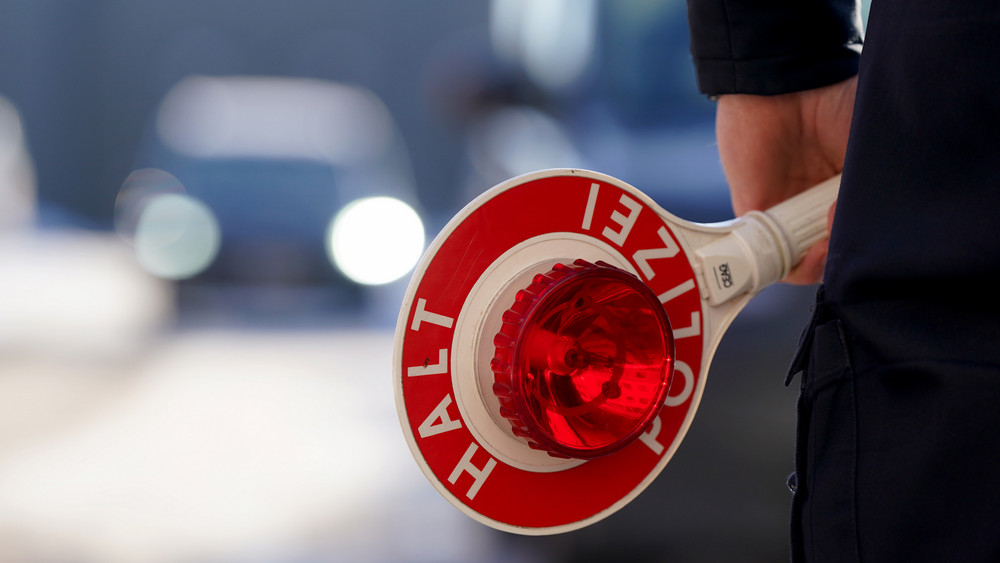 Zwei falsche Polizisten haben im Süden Dietzenbachs einen LKW-Fahrer übers Ohr gehauen - und ließen dabei 10.000 Euro Bargeld mitgehen, so die hessische Polizei (Symbolbild).
