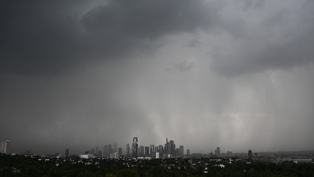 Ein Gewitter mit Starkregen zieht über die Skyline von Frankfurt.