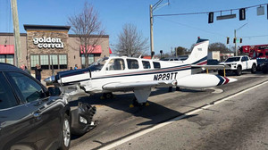 USA: Flieger muss auf Highway notlanden