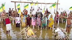 Indische Dorfbewohner halten „Wasserbestattungen“ gegen Flussverbund-Projekt ab
