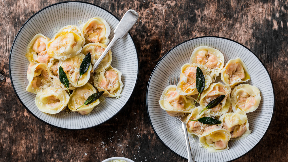 vegetarische Kürbis-Ravioli in Salbeibutter