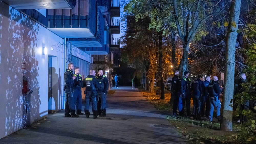 Polizeikräfte stehen vor der Wohnung in Berlin-Marzahn.