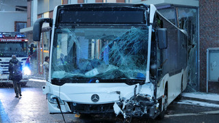 Verletzte in Darmstadt: Straßenbahn und Bus krachen zusammen