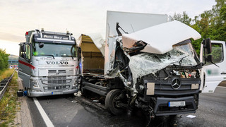 LKW kracht auf A7 bei Kirchheim in Pannen-Laster