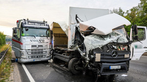 LKW kracht auf A7 bei Kirchheim in Pannen-Laster