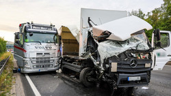 LKW kracht auf A7 bei Kirchheim in Pannen-Laster