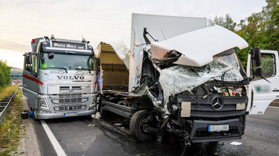 LKW kracht auf A7 bei Kirchheim in Pannen-Laster