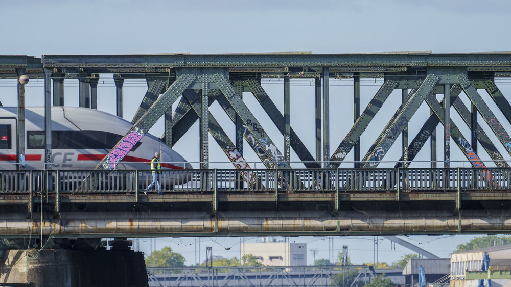 Die Main-Neckar-Brücke führt südlich des Hauptbahnhofs über den Main - auf sie kletterte am Montagnachmittag eine Frau.