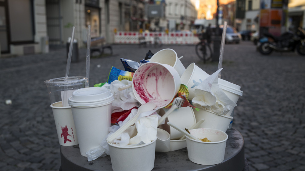 Nach dem Urteil des Bundesverfassungsgericht für eine kommunale Verpackungssteuer in Tübingen denken auch einige hessische Kommunen darüber nach (Symbolbild).