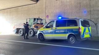 Navi-Irrfahrt auf der A5 bei Dossenheim: Radlader auf Standstreifen