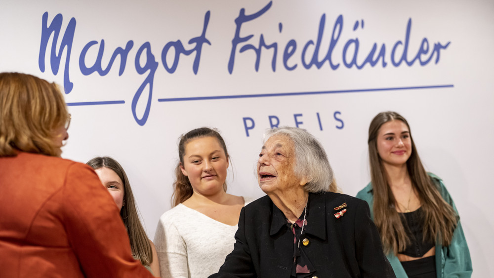 Margot Friedländer, Holocaust-Überlebende, gratuliert bei der Verleihung des Margot-Friedländer-Preises