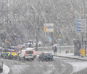 Viel Schnee sorgt für Verkehrsprobleme in Hessen