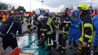 Leck im Salzsäure-Laster: Rastanlage Werratal-Süd dicht - Großeinsatz