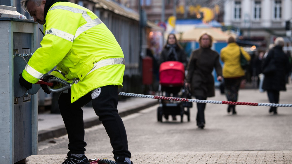 Stahlseile sichern den Wiesbadener Weihnachtsmarkt