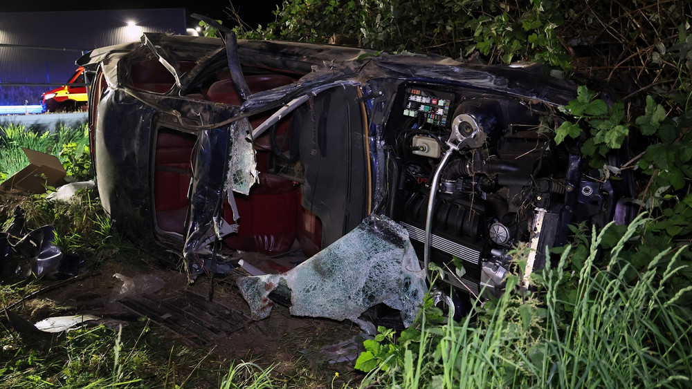Auto durchbricht Geländer