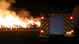 180 Heuballen in Groß-Gerau in Flammen: Die Polizei sucht Zeugen