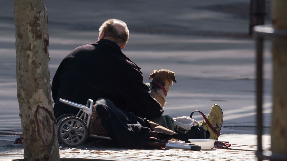 Die Diakone Frankfurt bittet um Kleiderspenden für Obdachlose. 
