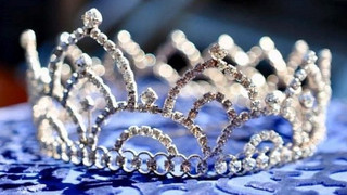 Schreck in Bad Homburg: Laternenkönigin verliert 11.000 Euro-Krone