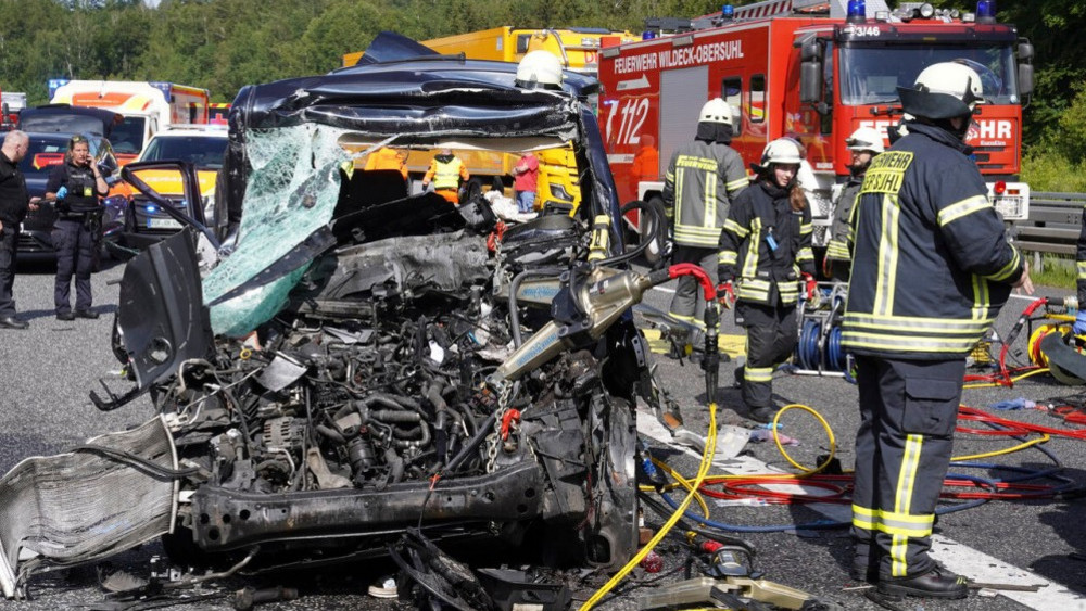 Ein Kleinbus gerät bei Friedewald unter einen Sattelauflieger. Mehrere Eingeklemmte müssen von der Feuerwehr aus ihrem Fahrzeug geborgen werden.