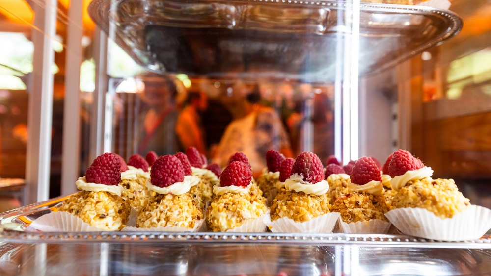 Ein Dieb hat in Wiesbaden offenbar Kuchenstücke aus der Theke eines Cafés gestohlen (Symbolbild).
