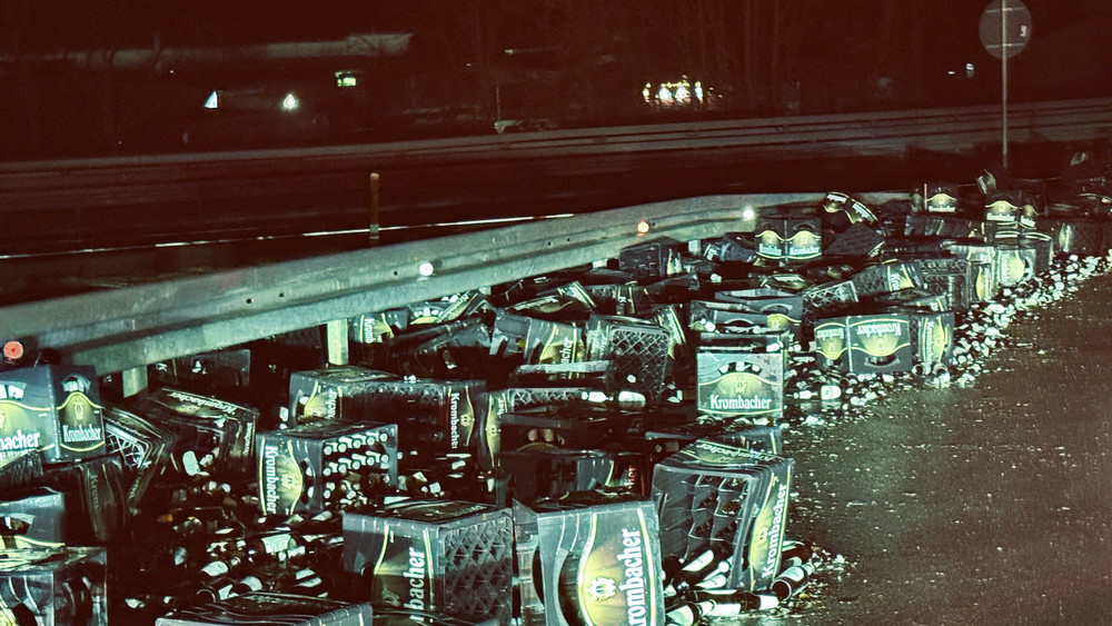 Auf der A485 bei Langgöns in Mittelhessen hat ein Laster Bierkästen verloren.