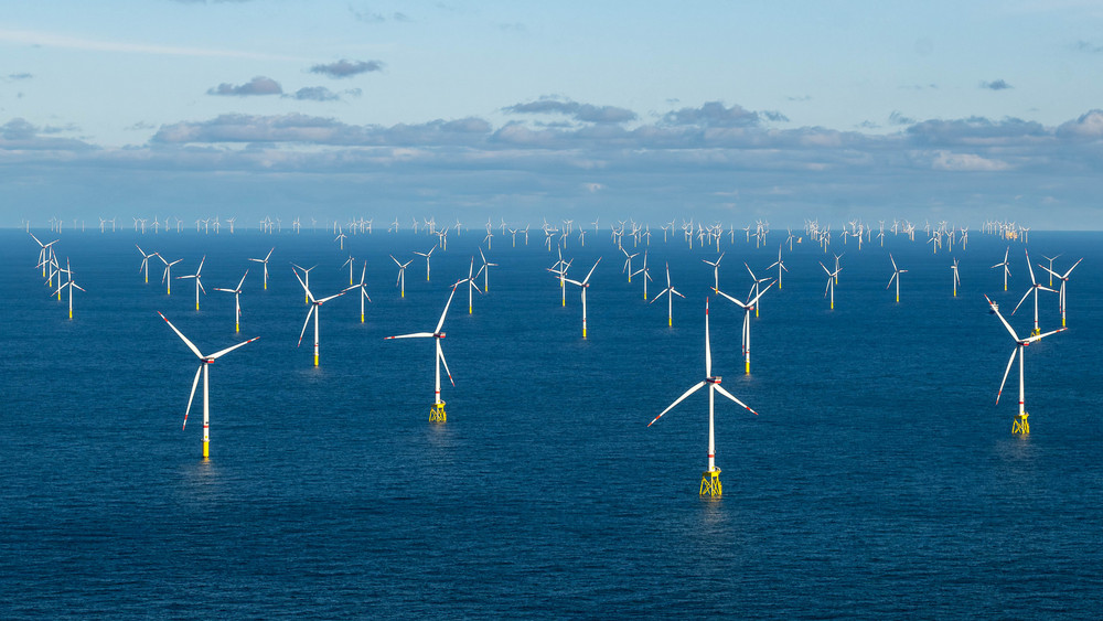 Im zu Ende gehenden Jahr entfielen knapp 52 Prozent des Bruttostromverbrauchs auf erneuerbare Energien. Das Foto zeigt den Offshore-Windpark Dolwin Alpha.