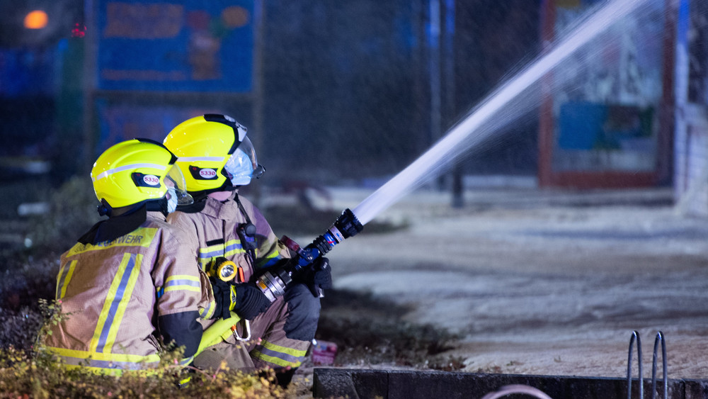 Die Feuerwehr hatte den Brand schnell unter Kontrolle. Gebäude wurden nicht beschädigt. (Symbolbild)