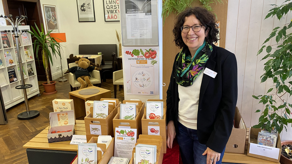 Büchereichefin Petra Scheuer neben dem Stand mit den Gemüsesamen, die ab sofort in der Stadtbücherei Lauterbach "ausgeliehen" werden können. 